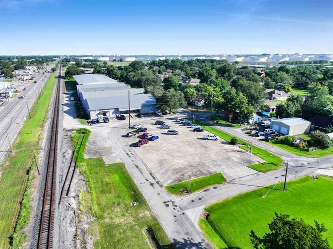 More Photos Of 1050 Detroit Ave, Nederland Distribution For Lease