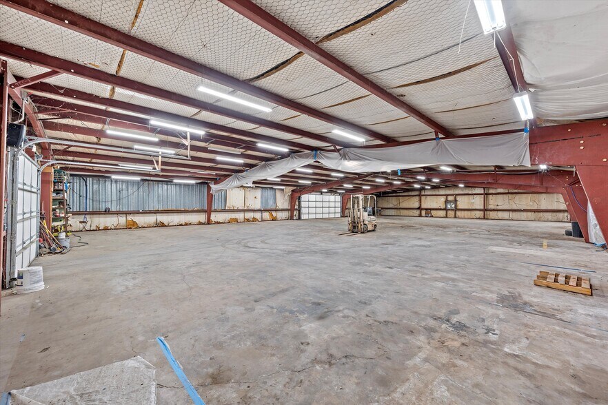 More Photos Of 200 N Lacy Dr, Waco Warehouse For Lease