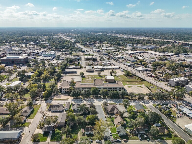 More Photos Of 601 W Lewis St, Conroe Flex For Sale