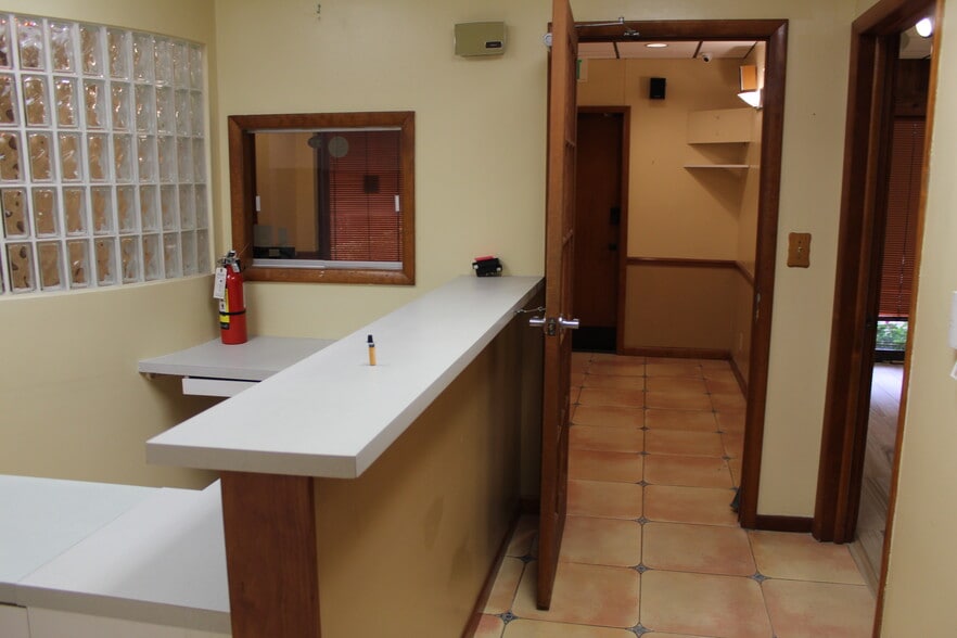 More Photos Of 7800 W Oakland Park Blvd, Sunrise Medical For Lease