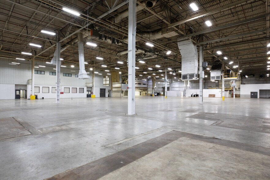 More Photos Of 11401 N Congress Ave, Kansas City Manufacturing For Lease