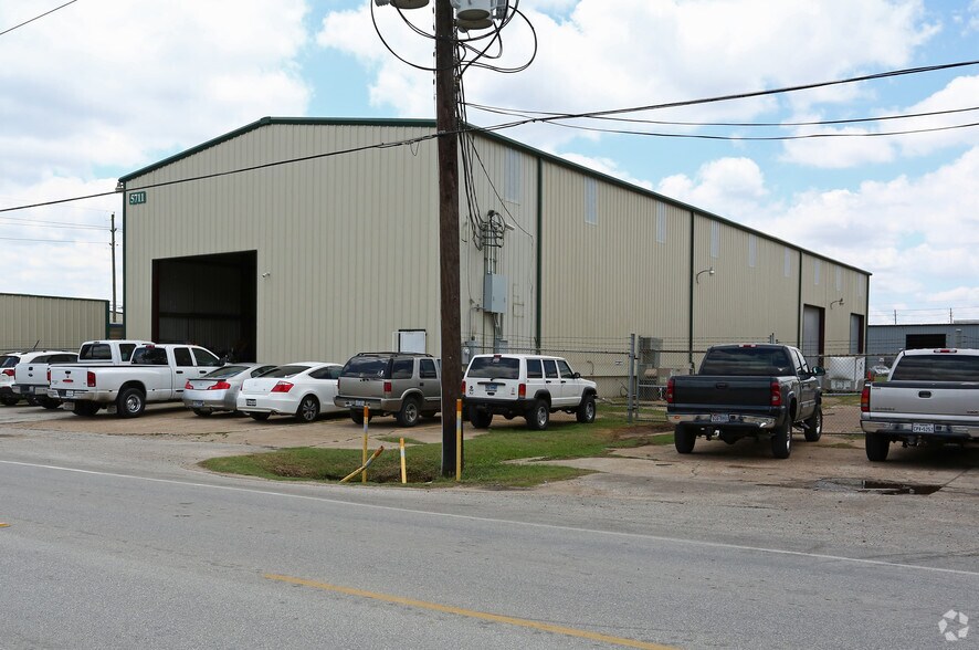 More Photos Of 5711 Cunningham Rd, Houston Manufacturing For Lease