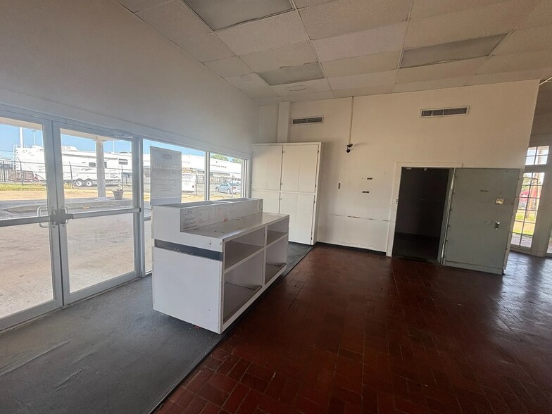 More Photos Of 9361 Mansfield Rd, Shreveport Office For Lease