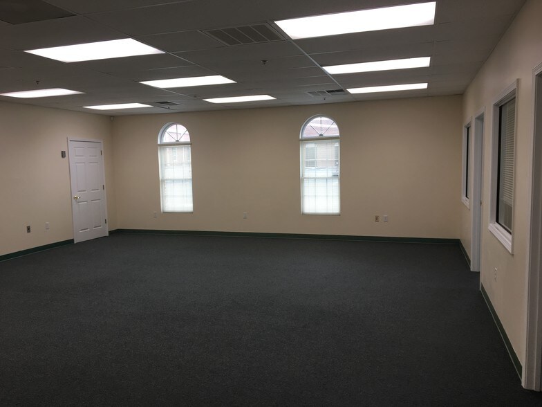 More Photos Of 406 W Main St, Abingdon Medical For Lease