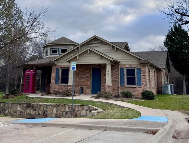 More Photos Of 627 W College St, Grapevine Office For Lease