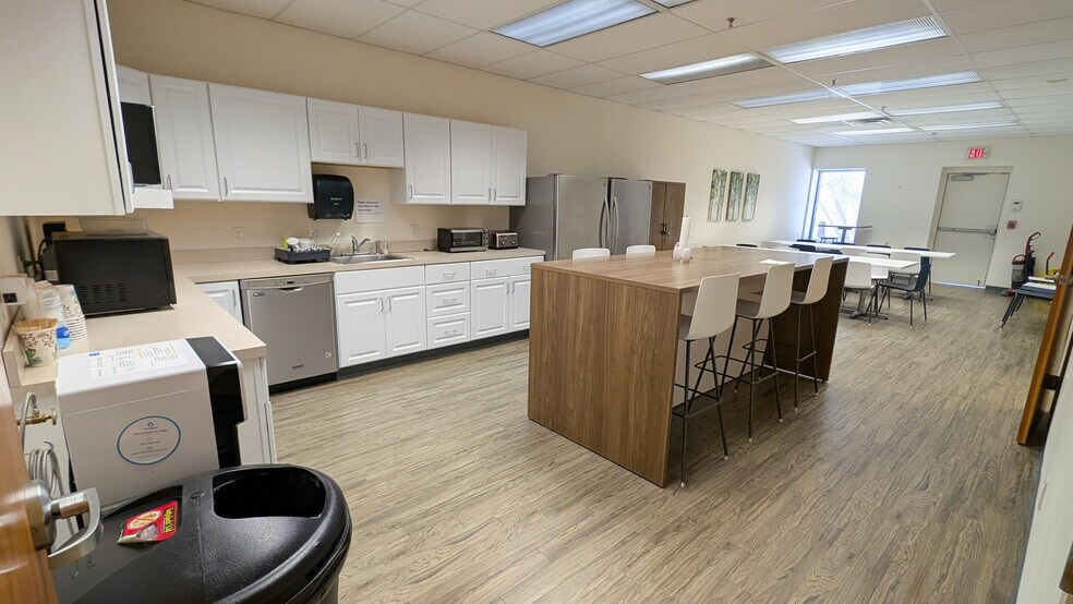 More Photos Of 20 Research Pky, Old Saybrook Light Manufacturing For Lease