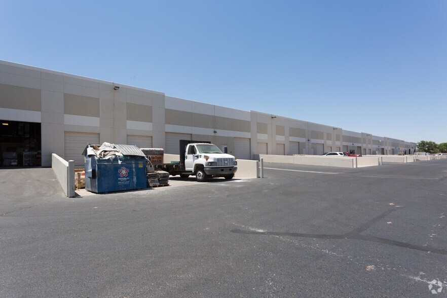 More Photos Of 13765 W Auto Dr, Goodyear Distribution For Lease