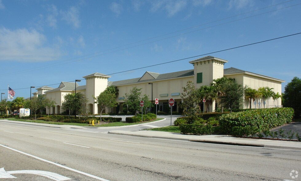 More Photos Of 401 Northlake Blvd, North Palm Beach Self Storage For Lease