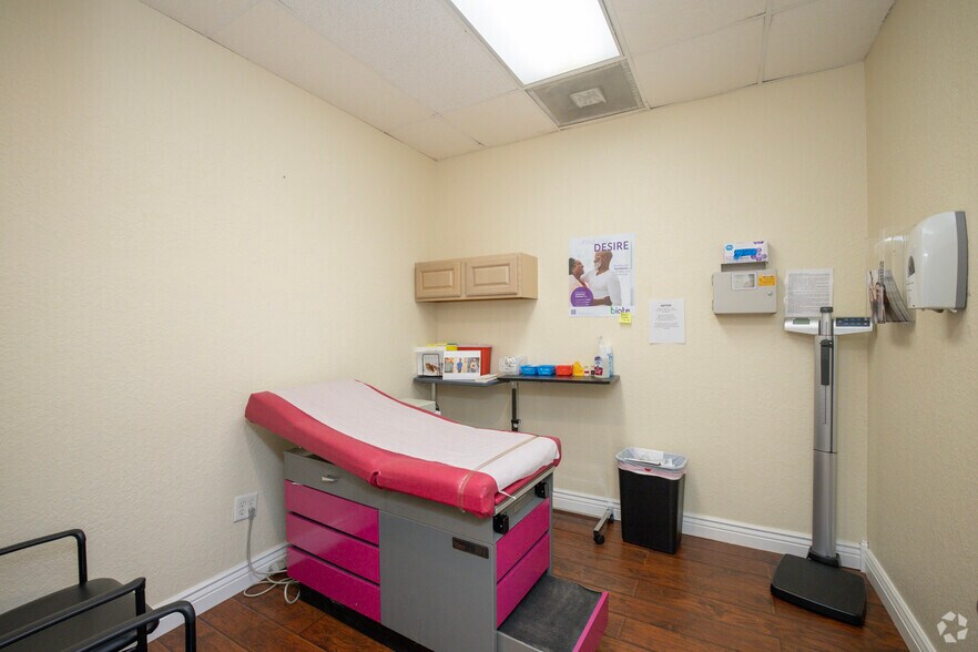 More Photos Of 104-118 E Bloomingdale Ave, Brandon Storefront Retail Office For Lease