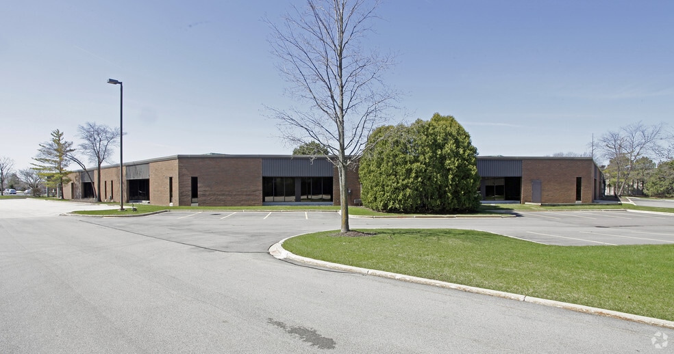 More Photos Of 9000 N Deerbrook Trl, Brown Deer Flex For Sale