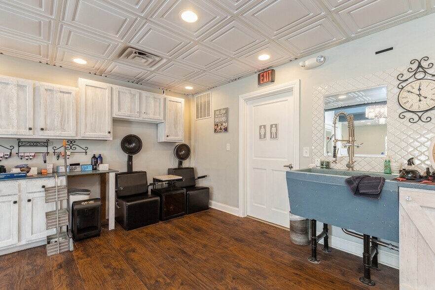 More Photos Of 2019-2025 Main Street Rd, Spring Grove Freestanding For Sale