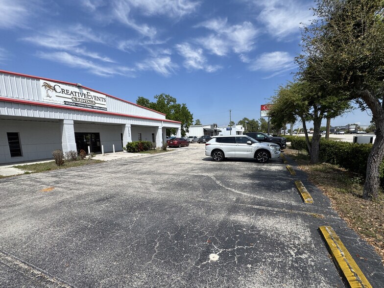 More Photos Of 12090 Metro Pky, Fort Myers Warehouse For Lease