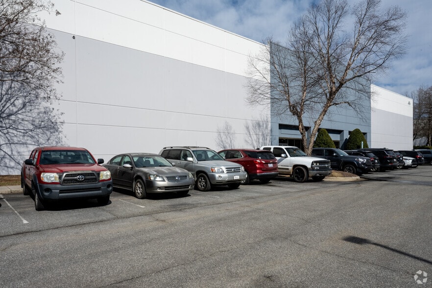 More Photos Of 488 Gallimore Dairy Rd, Greensboro Unknown For Lease