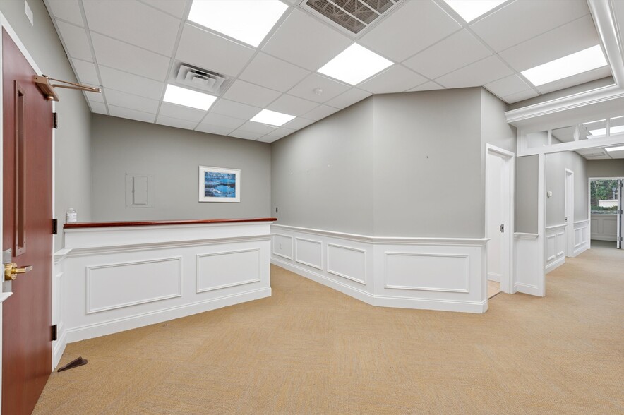 More Photos Of 300 Pantigo Pl, East Hampton Office Residential For Lease