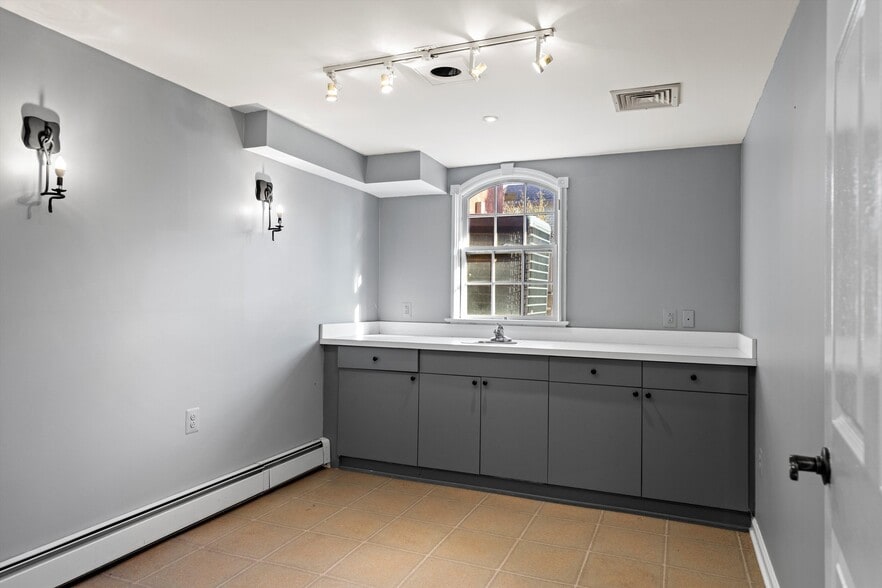 More Photos Of 6610 Lower York Rd, New Hope Freestanding For Sale