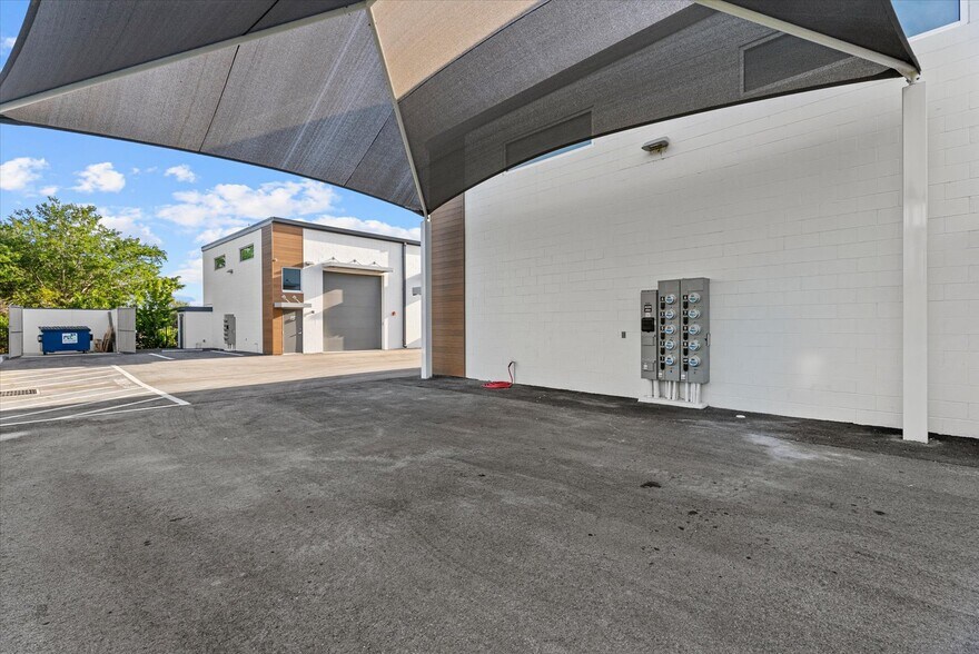 More Photos Of 6566 Palmer Park Cir, Sarasota Self Storage For Sale