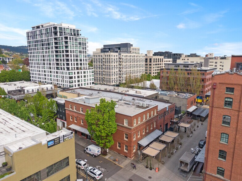 More Photos Of 1325 NW Flanders St, Portland Office For Sale