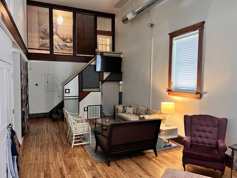 More Photos Of 339 Madison Ave, Memphis Storefront Retail Office For Lease