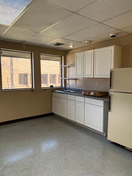 More Photos Of 4656 W Jefferson Blvd, Fort Wayne Unknown For Lease