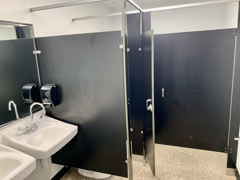 More Photos Of 5725 Howard Bush Dr, Neosho Distribution For Lease