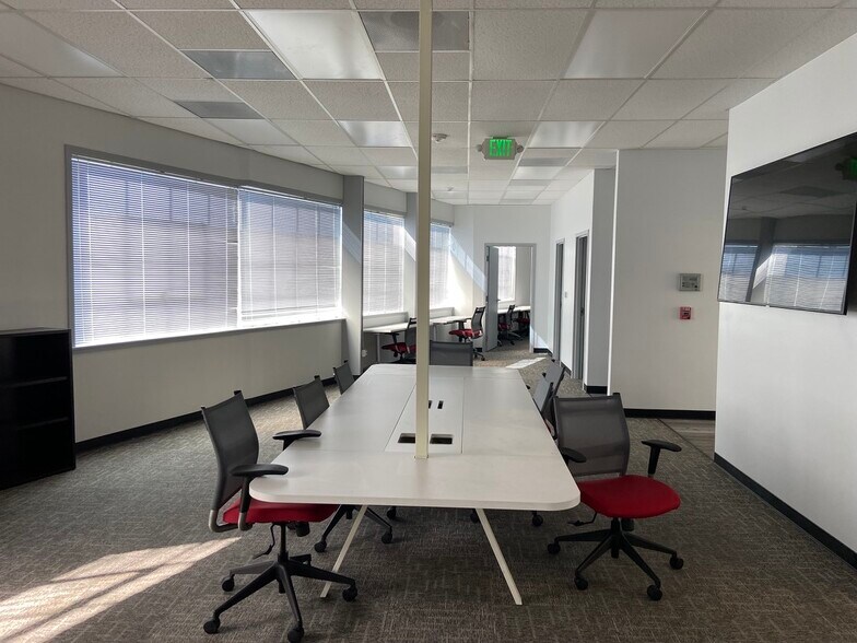 More Photos Of 5701-5703 Hollis St, Emeryville Warehouse For Lease