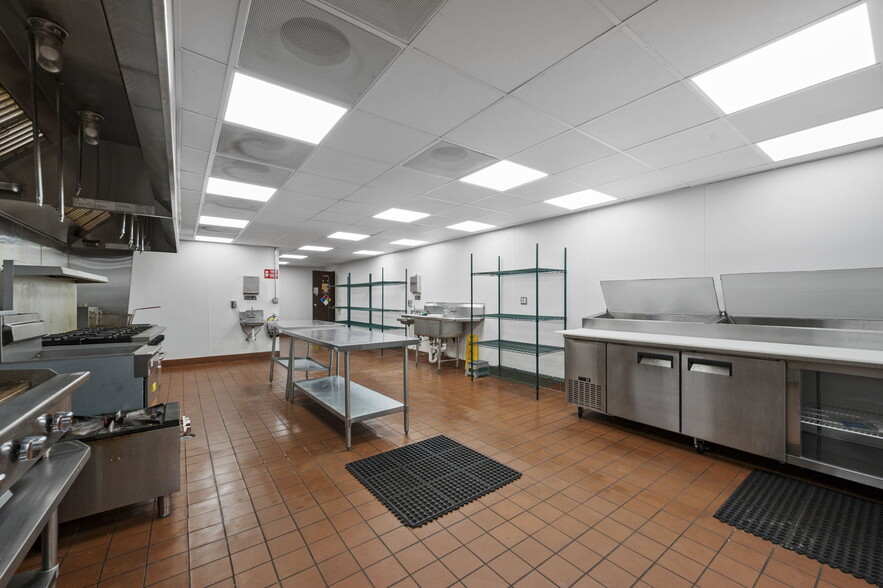 More Photos Of 755 N Snelling Ave N, Saint Paul Storefront For Lease