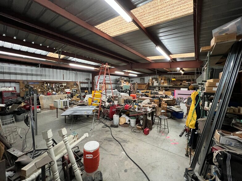 More Photos Of 2721 Empire Ave, Brentwood Flex For Lease