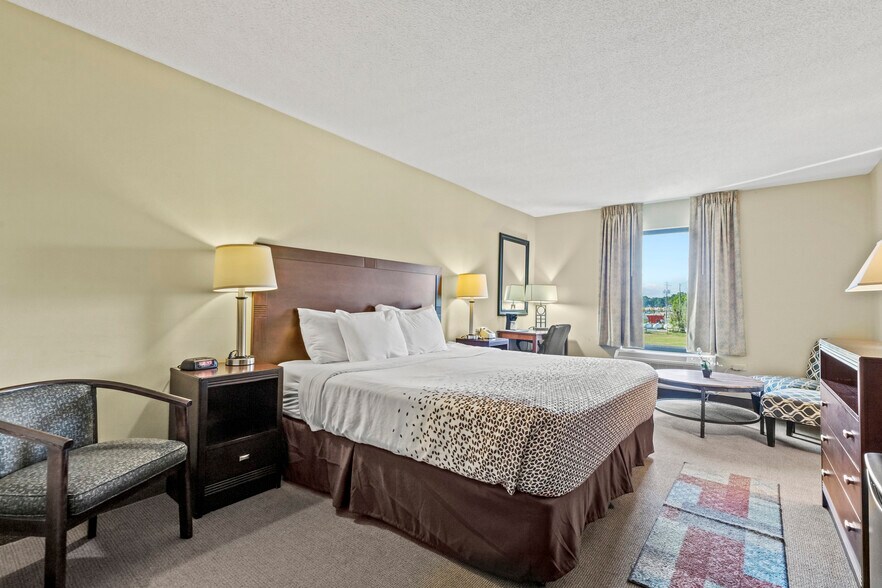 More Photos Of 30 Colonial Ave, Colonial Beach Hotel For Sale