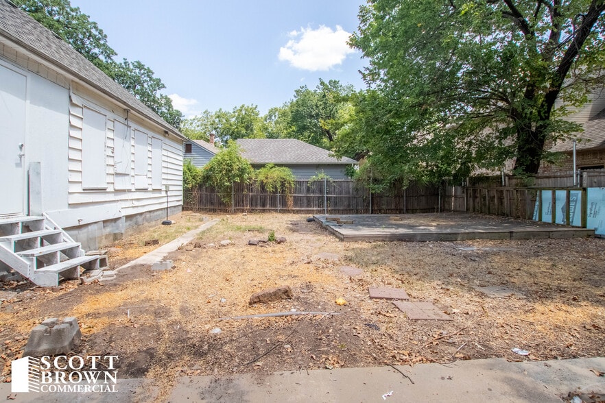 More Photos Of 424 Bryan St, Denton Restaurant For Sale
