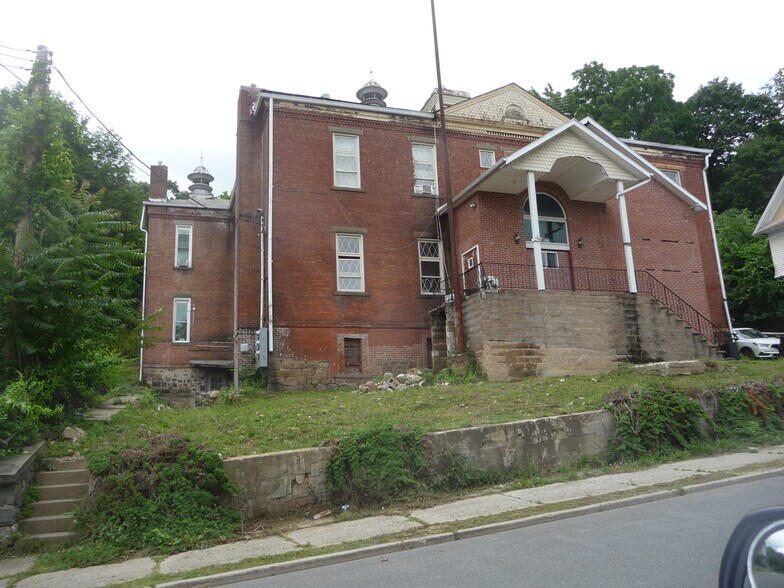 More Photos Of 137-139 Linden Ave, Middletown Religious Facility For Lease