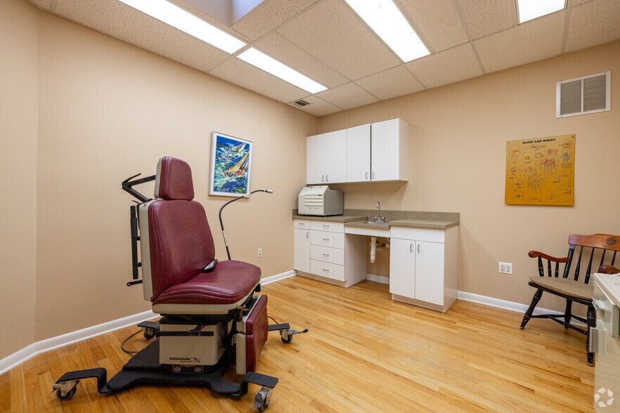More Photos Of 914 Clifton Ave, Clifton Medical For Sale