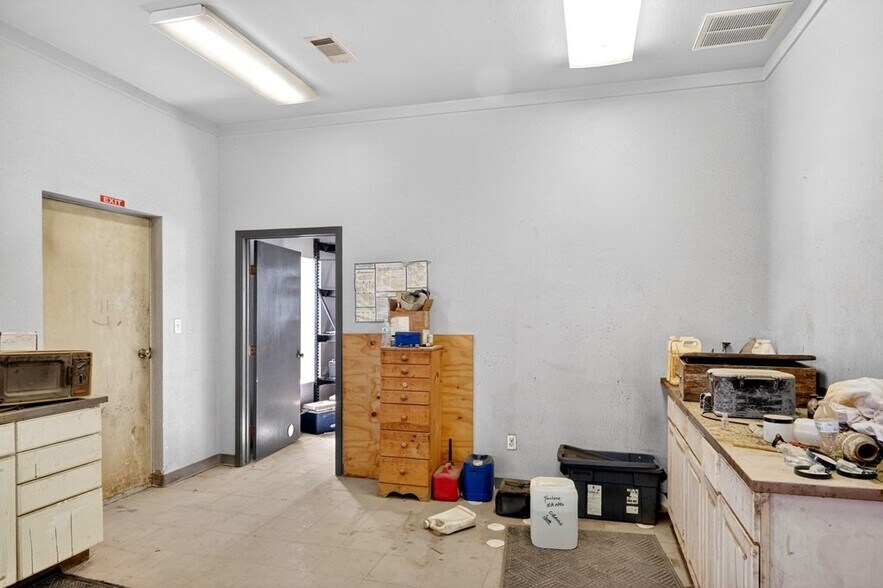 More Photos Of 8316 W I-20, Midland Warehouse For Lease