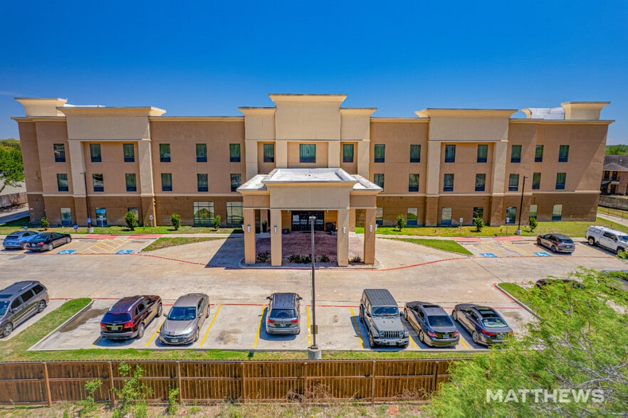 Primary Photo Of 301 S Hall St, Beeville Hotel For Sale