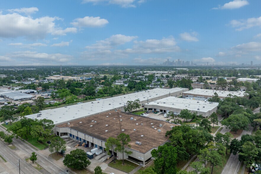 More Photos Of 301-307 Garden Oaks Blvd, Houston Warehouse For Lease