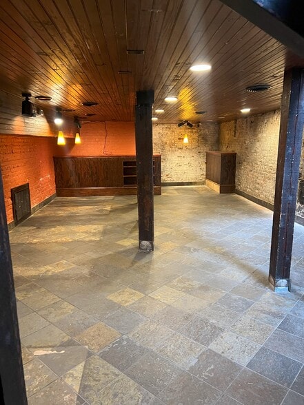 More Photos Of 7-9 E Bay St, Savannah Bar For Sale