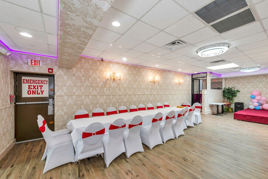 More Photos Of 2716 Hempstead Tpke, Levittown Restaurant For Sale