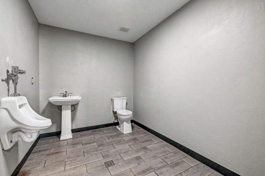 More Photos Of 3635 Polaris Ave, Las Vegas Industrial For Lease