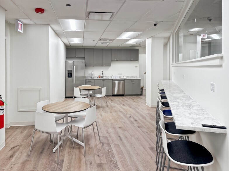 More Photos Of 2828 N Clark St, Chicago Coworking Space