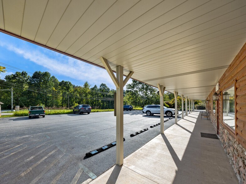 More Photos Of 271 Old Barn Rd, Hendersonville Medical For Sale