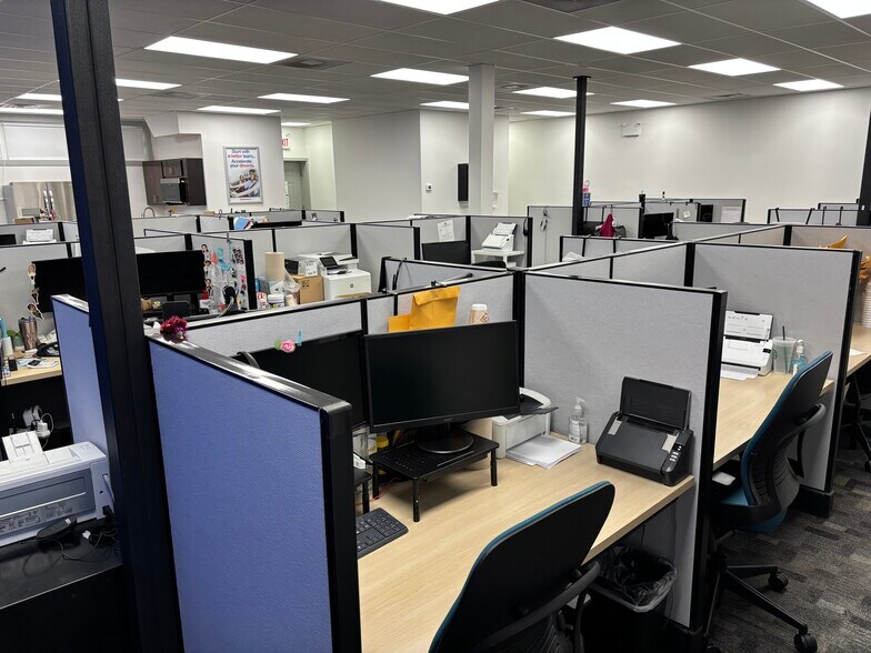 More Photos Of 3632-3652 N Cicero Ave, Chicago Showroom For Sale