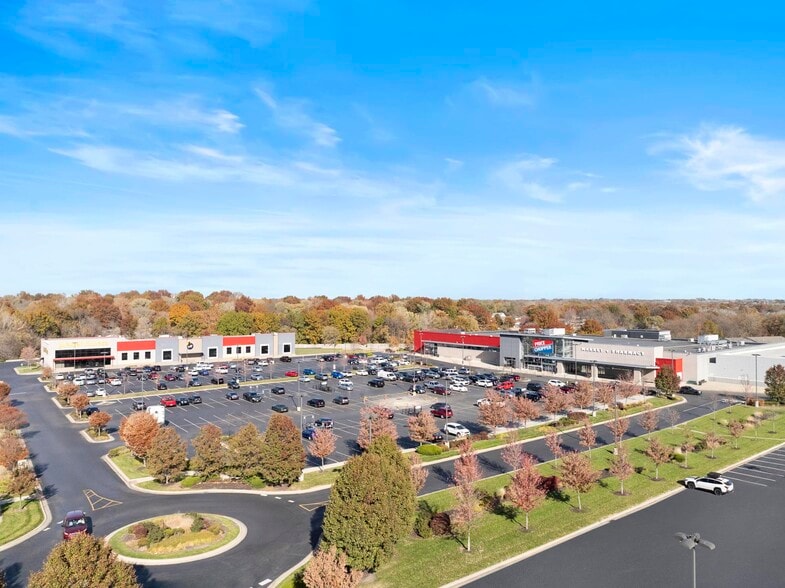 More Photos Of 8515 N Oak Tfwy, Kansas City Bank For Sale