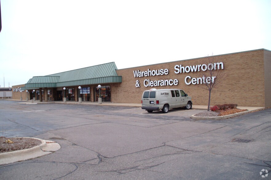 More Photos Of 4095 E Court St, Burton Freestanding For Lease