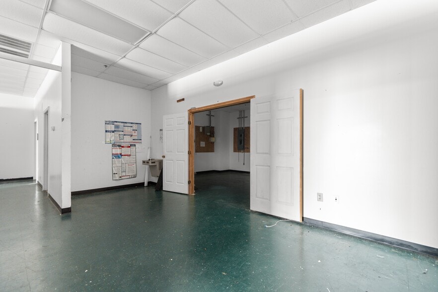 More Photos Of 480 Nelson Blvd, Kingstree Department Store For Sale