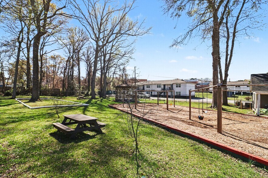 More Photos Of 983 Forest Ave, Forest Park Daycare Center For Sale