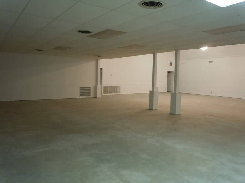 More Photos Of 108 SE 6th St, Abilene Specialty For Sale
