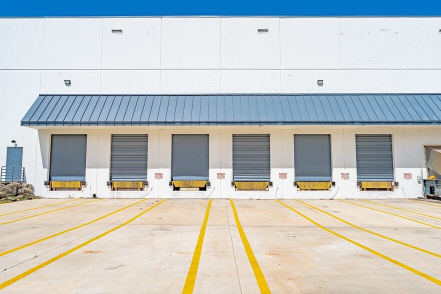 More Photos Of 5255 NW 159th St, Miami Lakes Distribution For Lease