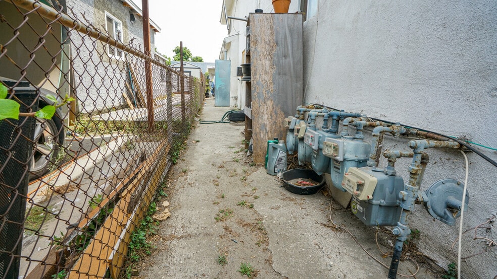 More Photos Of 6714 Parmelee Ave, Los Angeles Apartments For Sale
