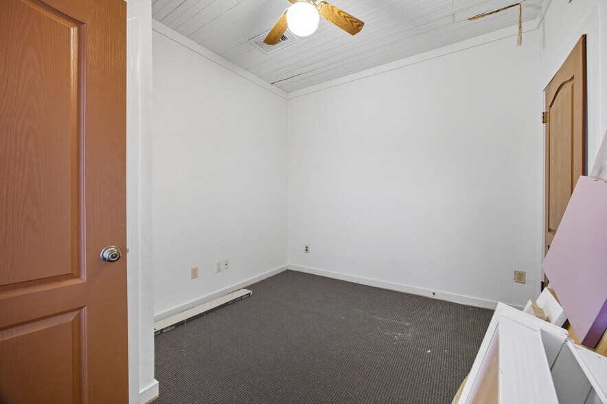 More Photos Of 101 East St, Hutto Storefront Retail Office For Lease