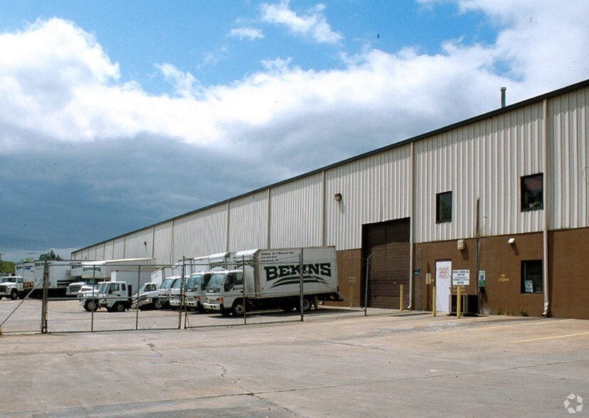 More Photos Of 15111 Farm Creek Dr, Woodbridge Warehouse For Lease