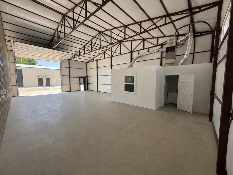 More Photos Of 8648 Ike Byrom Rd, Aubrey Flex For Lease